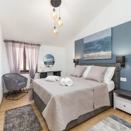 アパート In Valbandon Near & Pool *